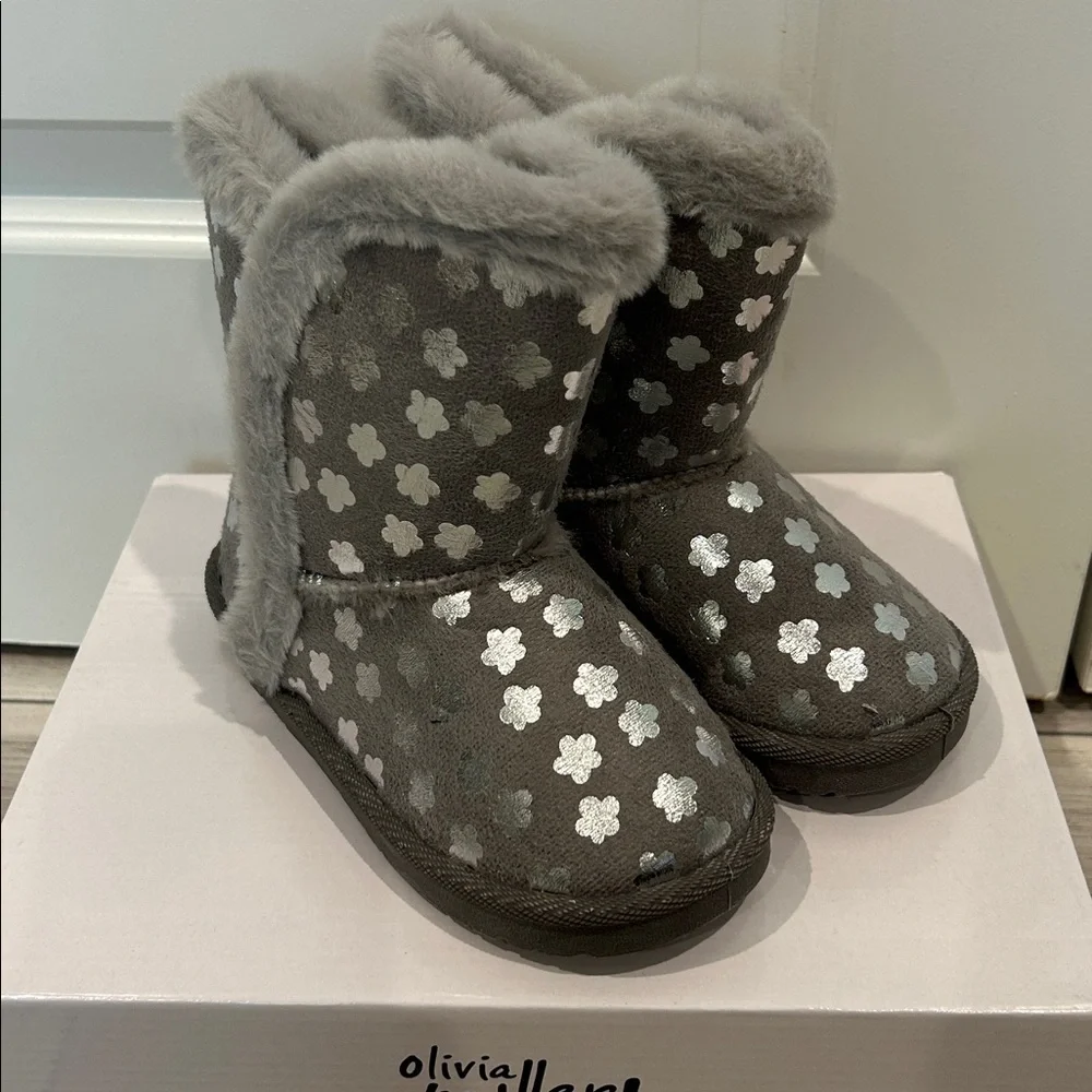 Olivia Miller Girl! Gray faux fur lined pull on boots size 12 NEW